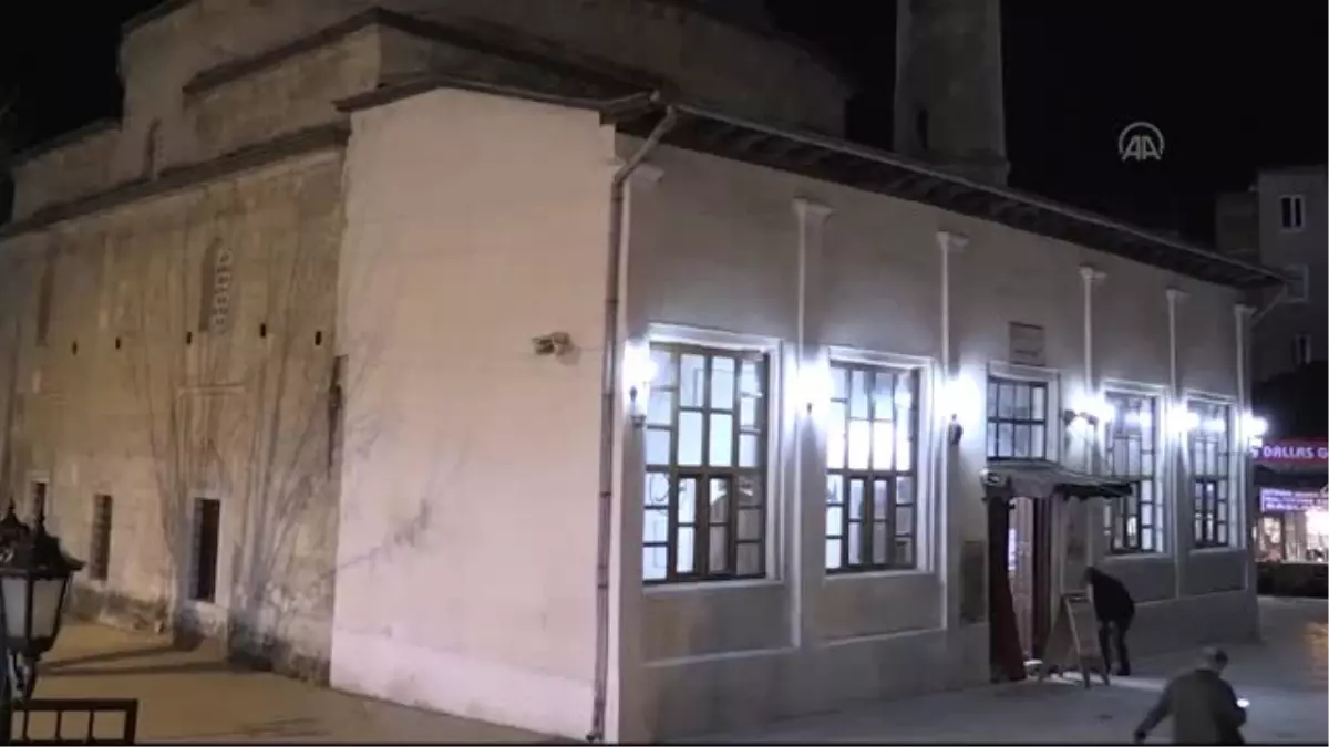 Koronavirüs salgının son bulması için camilerin hoparlöründen dua edildi