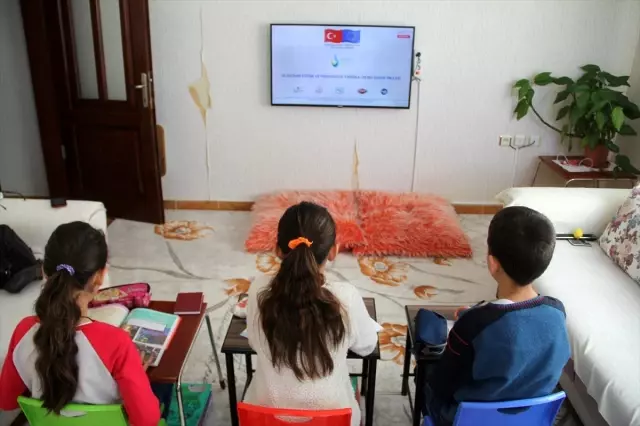 Midyat'ta öğrenciler 'uzaktan eğitim' ile ders başı yaptı Midyat'ta öğrenciler 'uzaktan eğitim' ile ders başı yaptı