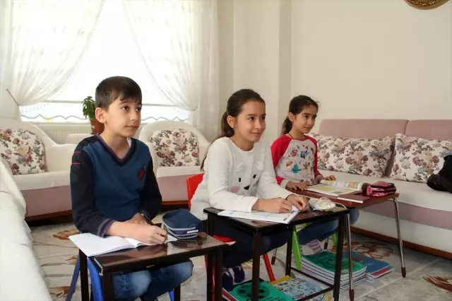 Midyat'ta öğrenciler 'uzaktan eğitim' ile ders başı yaptı Midyat'ta öğrenciler 'uzaktan eğitim' ile ders başı yaptı