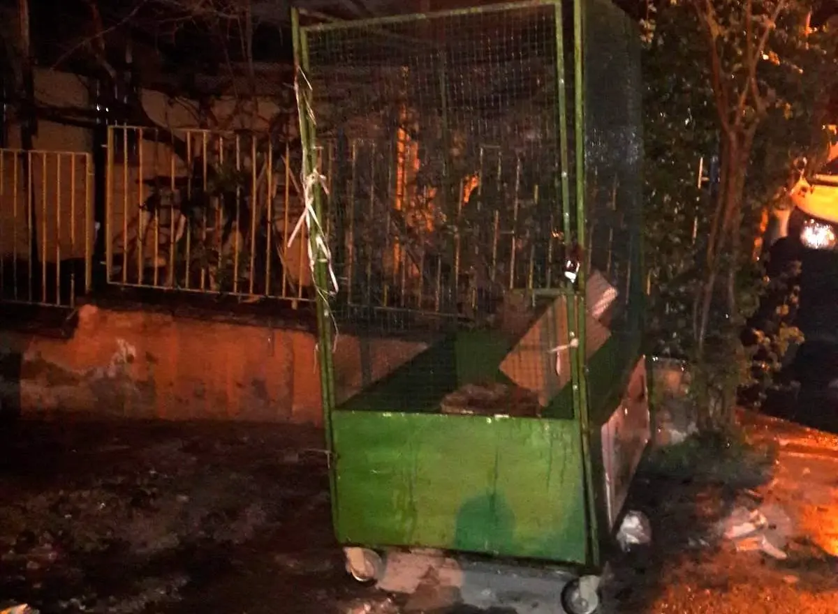 Osmaniye'de yanan atık kağıt kutusu itfaiye tarafından söndürüldü