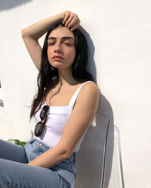 Oyuncu Hazar Ergüçlü'nün Instagram'dan paylaştığı iç çamaşırsız pozlarına beğeni yağdı