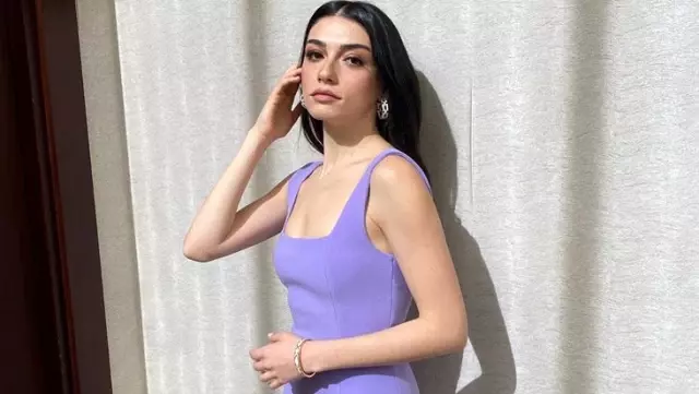 Oyuncu Hazar Ergüçlü'nün Instagram'dan paylaştığı iç çamaşırsız pozlarına beğeni yağdı
