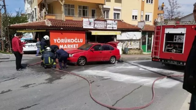 (Özel) Yanan araca çeşme hortumuyla müdahale ettiler