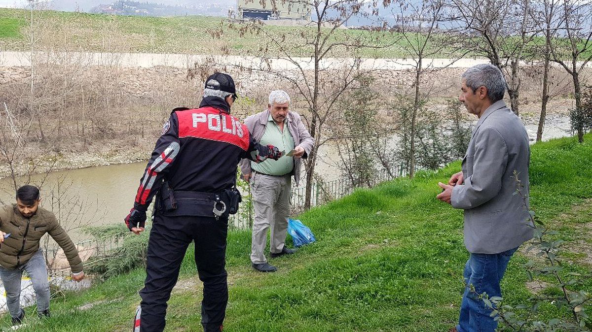 Polis 'Ölmek mi istiyorsunuz?' diye uyardığı yaşlıları kolonya sıkarak evlerine gönderdi