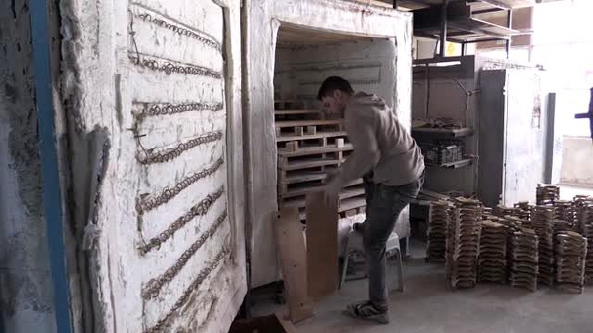 Sanayi ve maden atıklarını çini ve seramiğe dönüştürüyorlar