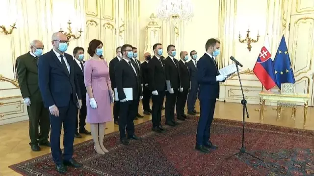 Slovakya'da yeni hükümetten koronavirüs gölgesinde maskeli yemin töreni Slovakya'da yeni hükümetten koronavirüs gölgesinde maskeli yemin töreni