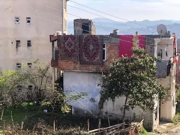 Terastan düşen küçük kız öldü Haberler