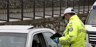 Milli Egemenlik Caddesi: Trafik polisleri sürücüleri kimlik kontrolü yapıp tek tek uyardı Milli Egemenlik Caddesi: Trafik polisleri sürücüleri kimlik kontrolü yapıp tek tek uyardı
