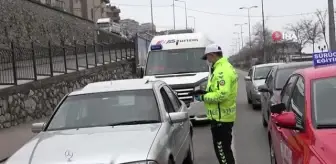 Milli Egemenlik Caddesi: Trafik polisleri sürücüleri kimlik kontrolü yapıp tek tek uyardı Milli Egemenlik Caddesi: Trafik polisleri sürücüleri kimlik kontrolü yapıp tek tek uyardı
