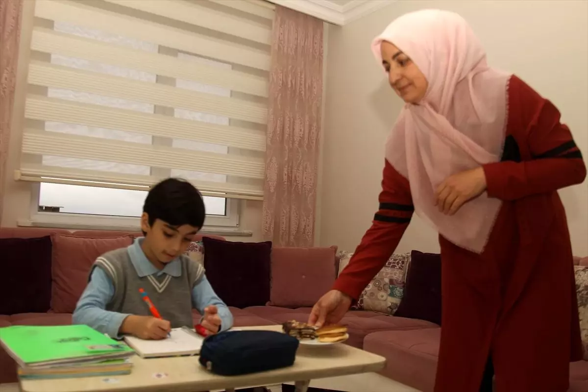 'Uzaktan eğitim'de ders çalışmak çocuklardan, pasta börekler annelerden