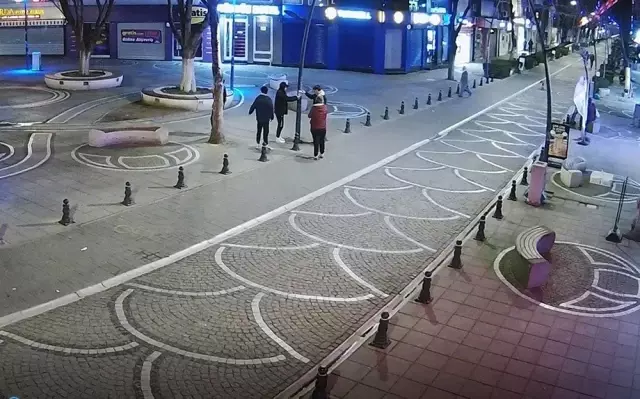Vatandaş için konulan dezenfektanı çaldılar Vatandaş için konulan dezenfektanı çaldılar
