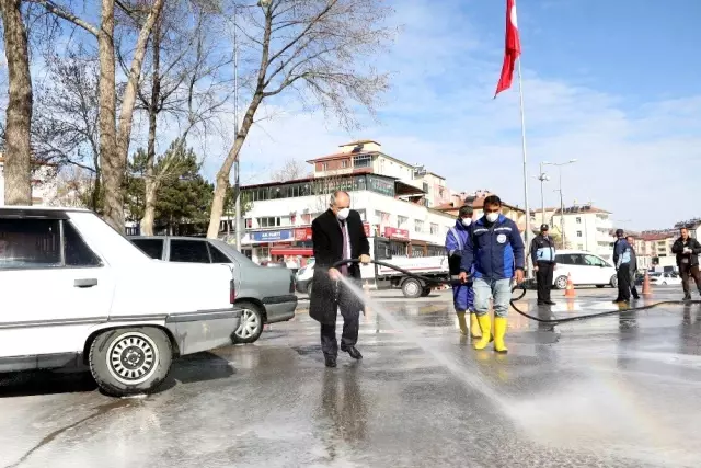 Yahyalı'da cadde ve sokaklar deterjanla yıkanıyor
