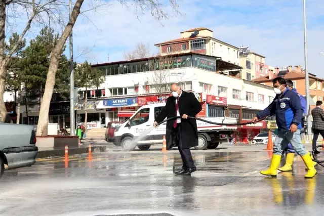 Yahyalı'da cadde ve sokaklar deterjanla yıkanıyor