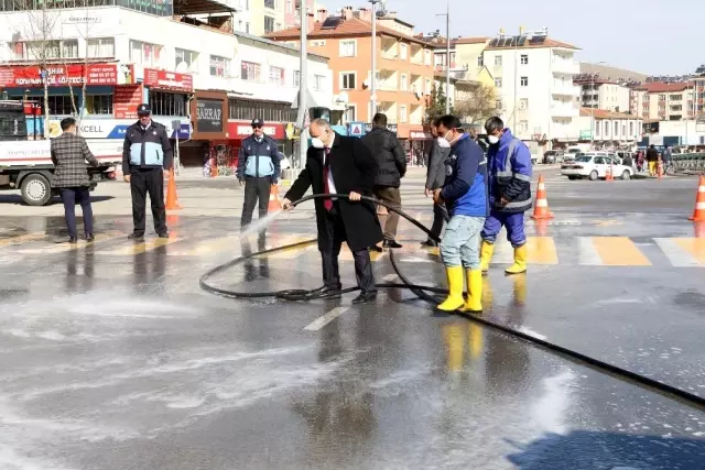 Yahyalı'da cadde ve sokaklar deterjanla yıkanıyor