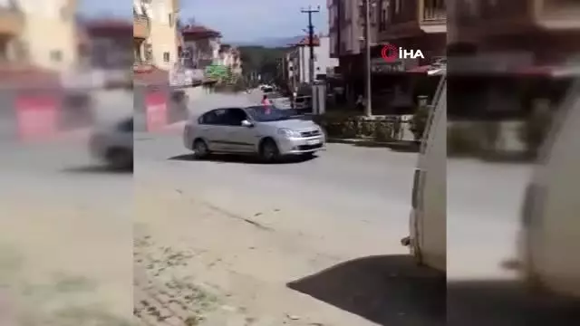 Yanan araca çeşme hortumuyla müdahale ettiler Yanan araca çeşme hortumuyla müdahale ettiler