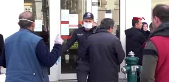 Ereğli: Yaşlılara hizmet veren banka müdürü ve güvenlik görevlisi hakkında tutanak tutuldu Ereğli: Yaşlılara hizmet veren banka müdürü ve güvenlik görevlisi hakkında tutanak tutuldu
