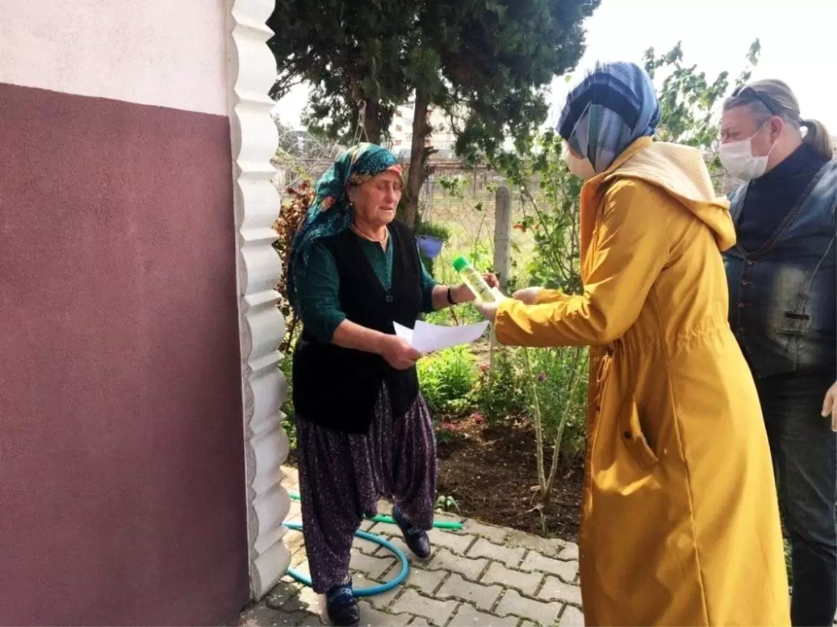 Yaşlılara kolonya dağıtılıyor