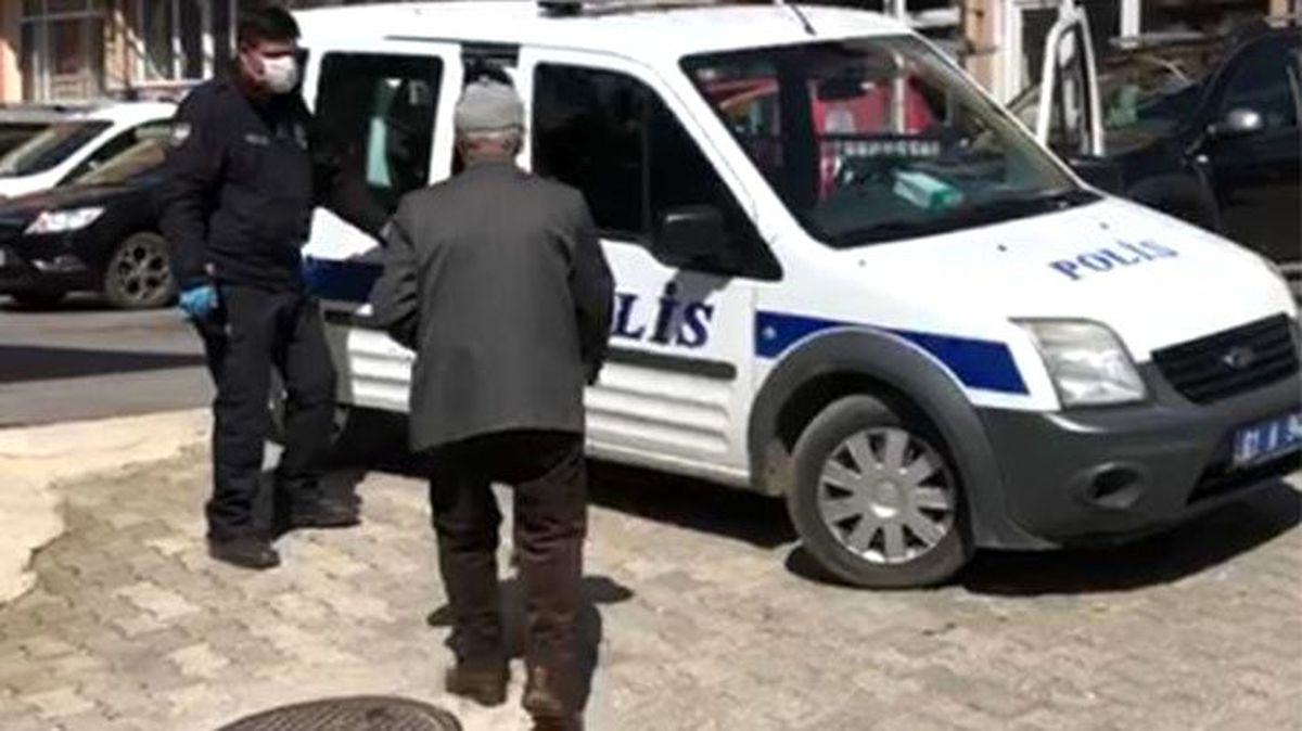 Adana'da sokağa çıkan yaşlıları anonsla uyaran polis ekipleri, tek tek hepsini evine bıraktı