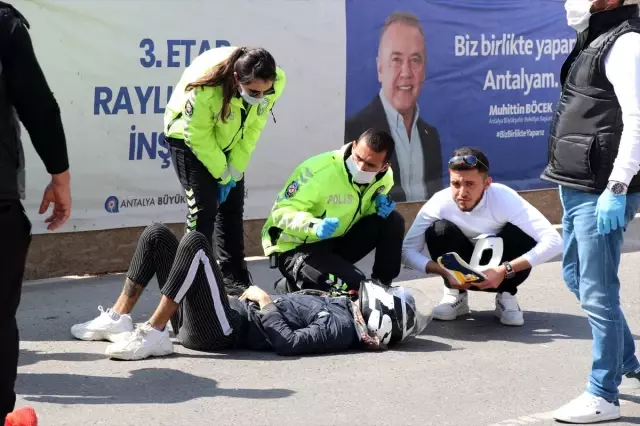 Antalya'da iki kişinin yaralandığı trafik kazası güvenlik kamerasında