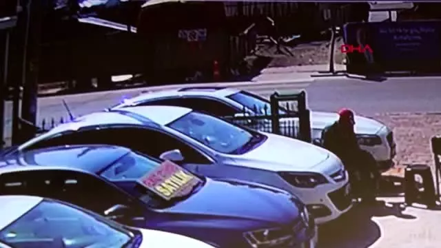ANTALYA Koşarak yolun karşısına geçmek isterken motosiklet çarptı ANTALYA Koşarak yolun karşısına geçmek isterken motosiklet çarptı