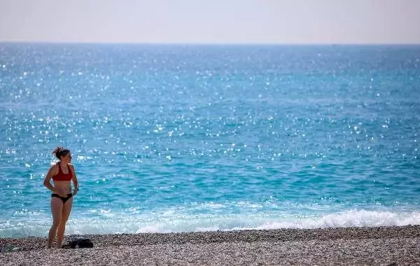 Antalyalılar 'evde kal' çağrısına uydu, turistler denize girdi Antalyalılar 'evde kal' çağrısına uydu, turistler denize girdi