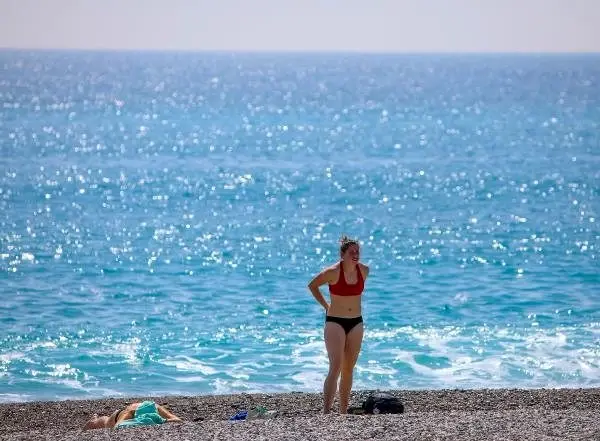 Antalyalılar 'evde kal' çağrısına uydu, turistler denize girdi Antalyalılar 'evde kal' çağrısına uydu, turistler denize girdi