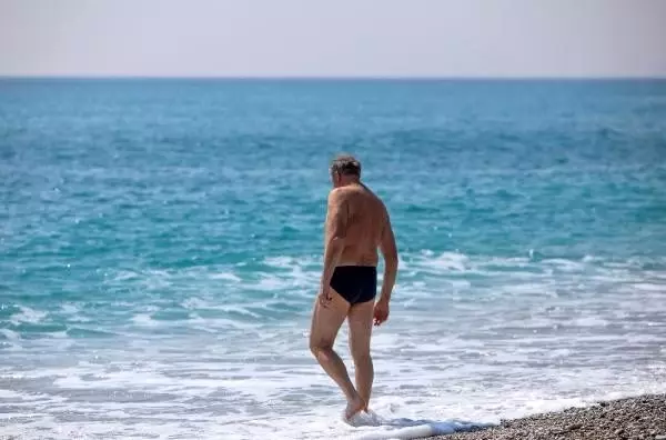 Antalyalılar 'evde kal' çağrısına uydu, turistler denize girdi Antalyalılar 'evde kal' çağrısına uydu, turistler denize girdi