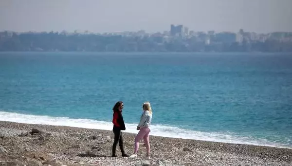 Antalyalılar 'evde kal' çağrısına uydu, turistler denize girdi Antalyalılar 'evde kal' çağrısına uydu, turistler denize girdi