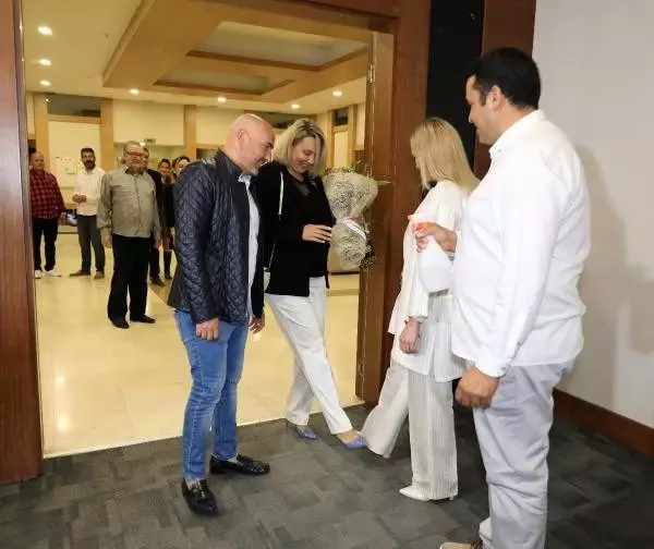 Ayak selamlı, ateş ölçerli ve dezenfektanlı nikah