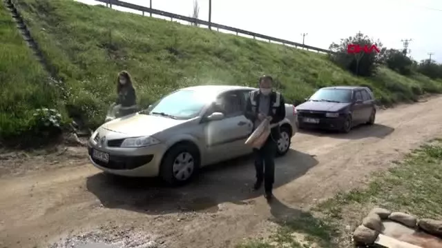AYDIN Sokağa çıkamayan çifte ekmeği polis ekibi aldı AYDIN Sokağa çıkamayan çifte ekmeği polis ekibi aldı