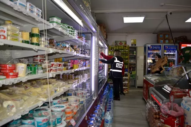 Balıkesir'de evlerinden çıkmayan yaşlı vatandaşlara polisten destek