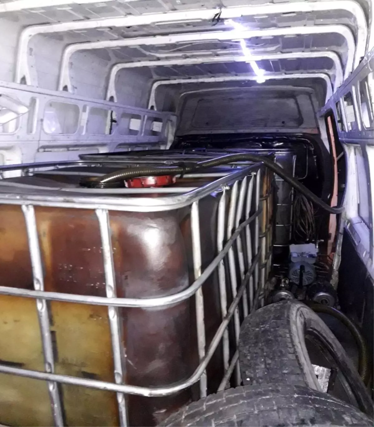 Ceyhan'da 2,5 ton kaçak madeni yağ ele geçirildi