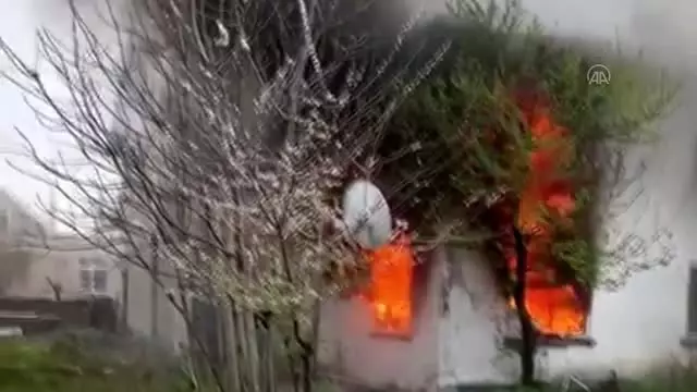 Düzce'de çıkan yangında 2 katlı evde hasar oluştu Düzce'de çıkan yangında 2 katlı evde hasar oluştu