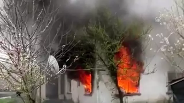 Düzce'de çıkan yangında 2 katlı evde hasar oluştu Düzce'de çıkan yangında 2 katlı evde hasar oluştu