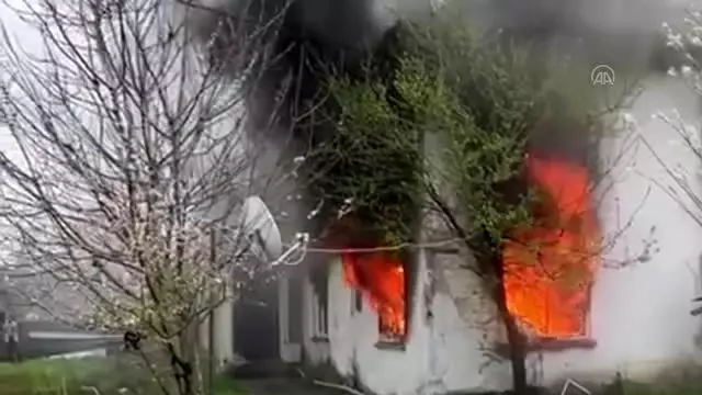 Düzce'de çıkan yangında 2 katlı evde hasar oluştu Düzce'de çıkan yangında 2 katlı evde hasar oluştu