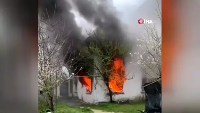 Düzce'de iki katlı ev alev alev yandı Düzce'de iki katlı ev alev alev yandı