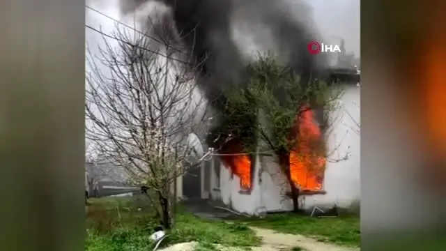 Düzce'de iki katlı ev alev alev yandı Düzce'de iki katlı ev alev alev yandı