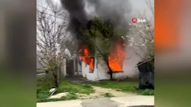 Düzce'de iki katlı ev alev alev yandı Düzce'de iki katlı ev alev alev yandı