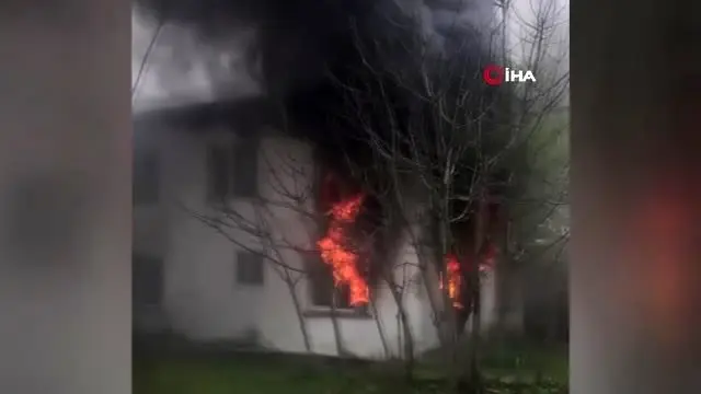 Düzce'de iki katlı ev alev alev yandı Düzce'de iki katlı ev alev alev yandı