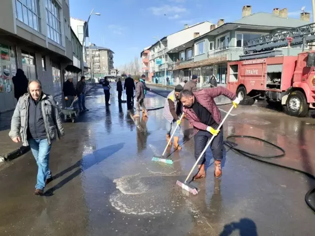 Eleşkirt Belediyesi cadde ve sokakları yıkadı Eleşkirt Belediyesi cadde ve sokakları yıkadı