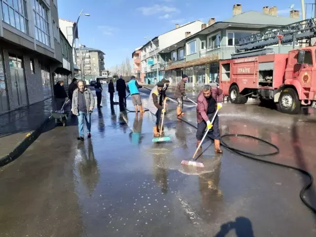 Eleşkirt Belediyesi cadde ve sokakları yıkadı Eleşkirt Belediyesi cadde ve sokakları yıkadı