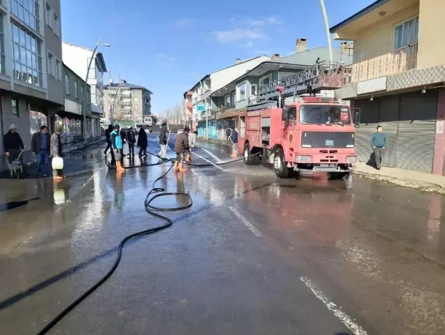 Eleşkirt Belediyesi cadde ve sokakları yıkadı Eleşkirt Belediyesi cadde ve sokakları yıkadı