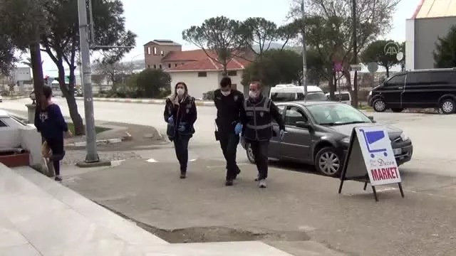 Evlerinden çıkmayan yaşlı vatandaşlara polisten destek - BALIKESİR Evlerinden çıkmayan yaşlı vatandaşlara polisten destek - BALIKESİR