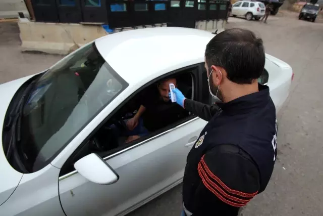 Gümüşhane'de şehre gelenlerin ateşi ölçülüyor Gümüşhane'de şehre gelenlerin ateşi ölçülüyor