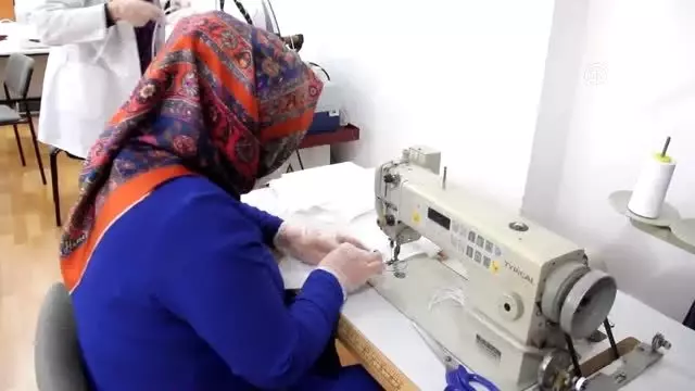 Halk eğitim merkezlerinde sağlık kuruluşları için maske üretiliyor Halk eğitim merkezlerinde sağlık kuruluşları için maske üretiliyor