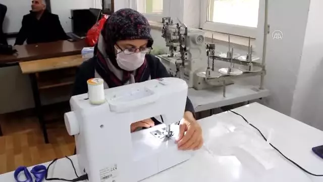 Halk eğitim merkezlerinde sağlık kuruluşları için maske üretiliyor Halk eğitim merkezlerinde sağlık kuruluşları için maske üretiliyor