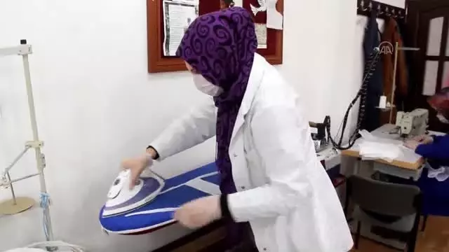 Halk eğitim merkezlerinde sağlık kuruluşları için maske üretiliyor Halk eğitim merkezlerinde sağlık kuruluşları için maske üretiliyor