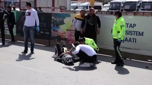 İki kişinin yaralandığı trafik kazası güvenlik kamerasında İki kişinin yaralandığı trafik kazası güvenlik kamerasında