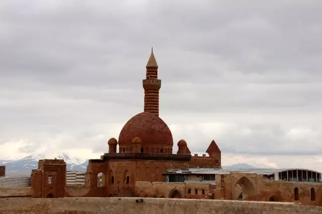 İshak Paşa Sarayı korona virüs tedbirleri kapsamında kapatıldı İshak Paşa Sarayı korona virüs tedbirleri kapsamında kapatıldı