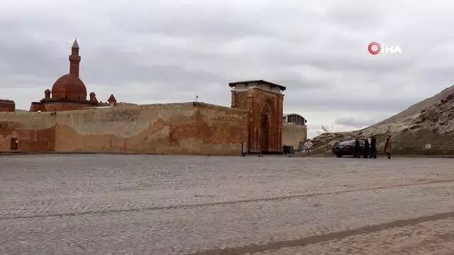İshak Paşa Sarayı korona virüs tedbirleri kapsamında ziyaretçilere kapatıldı İshak Paşa Sarayı korona virüs tedbirleri kapsamında ziyaretçilere kapatıldı